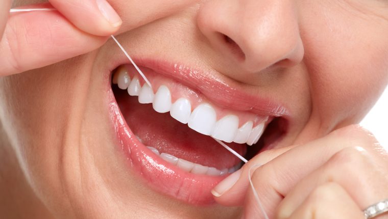 Lee más sobre el artículo Sabes como usar la seda dental<br>correctamente?